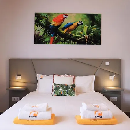 Parrots`village Rabo de Peixe