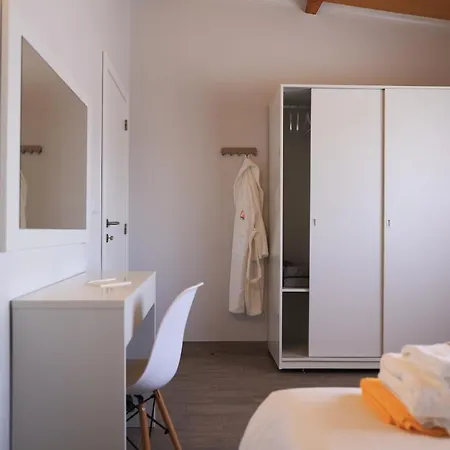 Parrots`village Rabo de Peixe