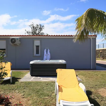 Aldeamento Turístico Parrots'village