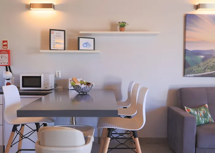 Parrots'village Rabo de Peixe